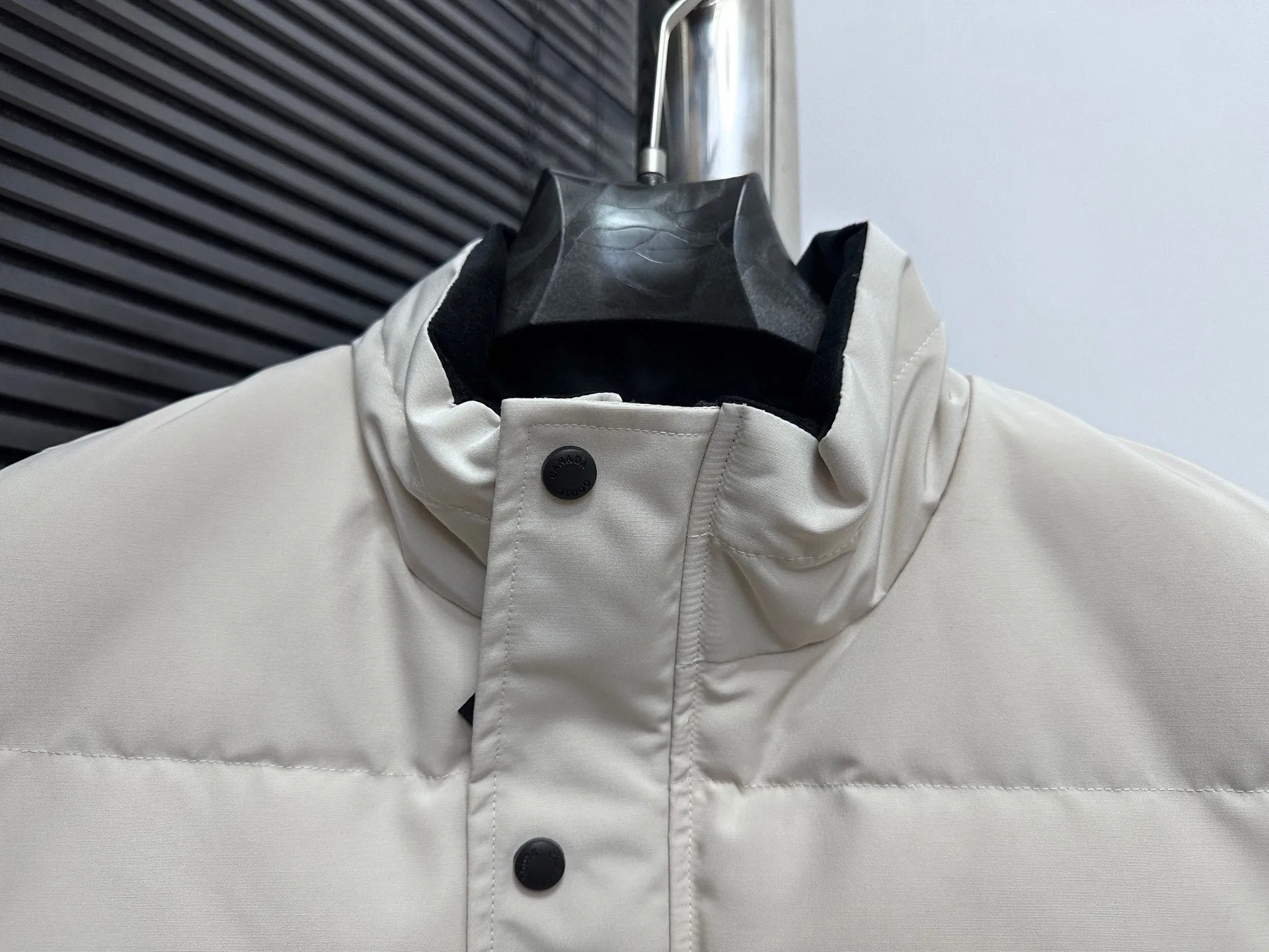 P360 [Canada Goose] Canada Goose black label #Freestyle Crew 4151mb men’s and women’s vest down ➖ Imported Behringer embroidery machine with customized 10,000-needle embroidery label! ➖ Imported 21-count polyester-cotton blended original fabric, using Feather-Light 10D waterproof coating fabric, made of 84.5% polyester fiber and 15.5% cotton, 100% the best feel in the entire network! ➖ The genuine official website uses the national standard 80 white duck down, and will never be misled by false claims such as 90 down or goose down! ➖ 100% nylon nylon lining with double double-layer sealing design to prevent velvet from running away. Top-grade polar fleece is used in the collar and pockets to keep warm and comfortable! ➖ Yoshida YKK provides original custom-made electroplated sliders. YKK two-way lockable zippers are tight and smooth and will not peel off paint! ➖ 3M composite original Velcro is durable, and all accessories and hardware are disassembled and customized! ⛔No slander, no exaggeration, no need for too much copywriting, because it is focused, it is professional!  SIZE: XS S M L XL XXL